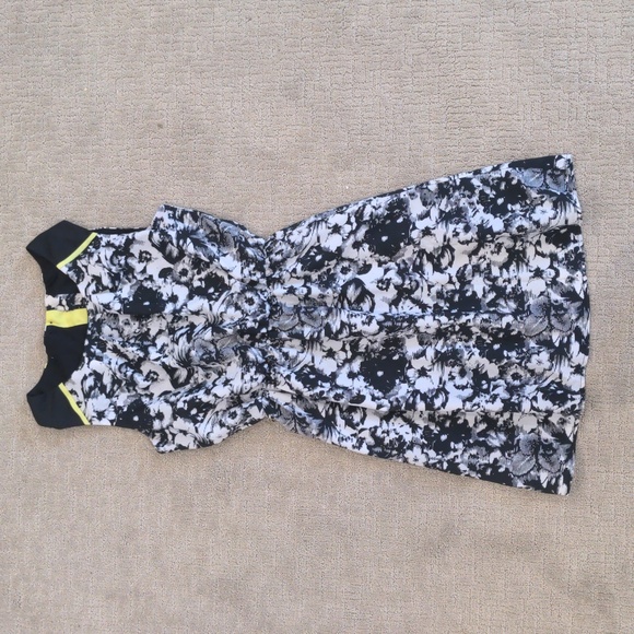 Sleeveless Black/White Dress - Picture 1 of 1